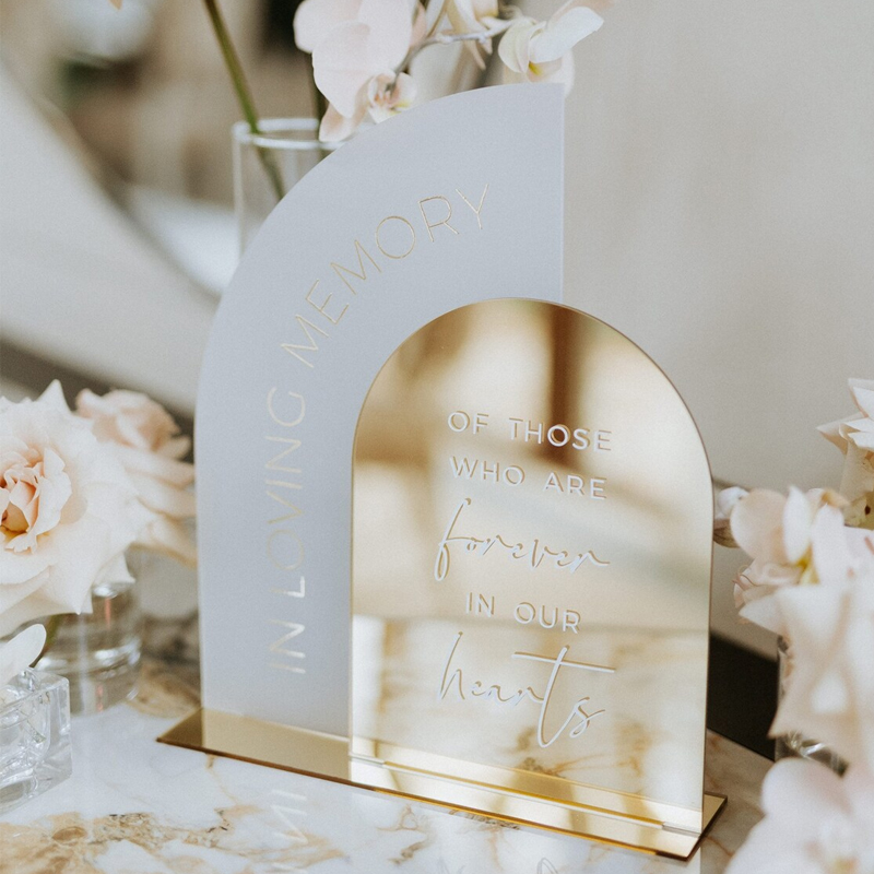W miłosnym znaku pamięci, złot – Table Number Gold recenzja i cena